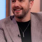 Lorraine Kelly Instagram – The voice of @loveisland and comedian @iaindoesjokes is preparing to hit the road for his new comedy tour ‘Relevant’. It’s set to be full of laughs, so much so that he even had the #Lorraine crew laughing out loud on air 🙈🏝️
