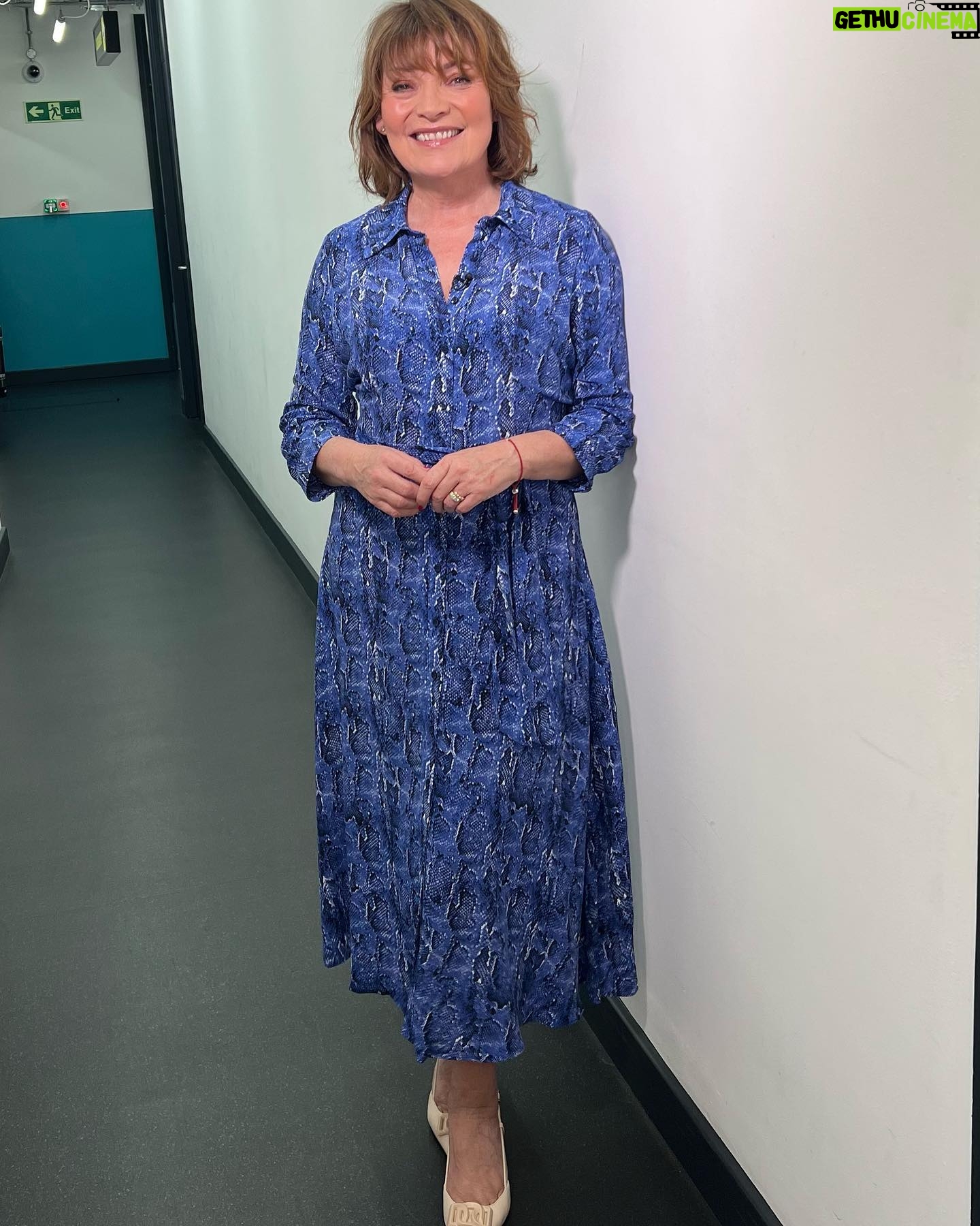 Lorraine Kelly Instagram - Todays look dress and shoes from @sosandar Thanks @makeupcouk and @danniiwhitemanstylist