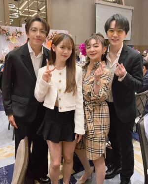 Lotus Wang Instagram - 帶著大公主 #stacy庭庭 一起祝福☺️
(張書偉&謝京穎)💕
幸福永遠甜甜蜜蜜一輩子😍🥳❤️

#也祝福大家平安健康心想事成
#我是保庇天后王彩樺