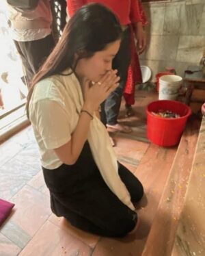 Lotus Wang Instagram - 4/2尼泊爾第二天🙏
今天對我來說非常特別永遠難忘🙏
來尼泊爾朝聖也有7.8次🙏

第一次左手臂&頭&右手臂整個麻麻的😊佛祖加持了我🙏
佛祖知道弟子虔誠的心🙏
感恩佛祖慈悲的恩典🙏
讓我增長智慧&慈悲心❤️❤️❤️
接著～原來我還可以幫佛祖穿新衣🙏
法喜充滿🙏
一切都在感恩中🙏
願你我眾生一切平安吉祥🙏

#慈悲佛塔
#感恩一切的善因緣
#我是保庇天后王彩樺
