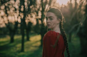 Louisa Connolly-Burnham Instagram - TONIGHT @sisterwivesfilm ❤️

(photo by @thomaselliotwood)