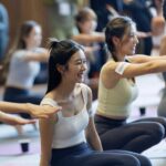 Louisa Mak Instagram - 我一直都係Garmin用家，當知道可以參加活動同第一時間試用新錶都好期待！活動當日，我剛從一個重要嘅會議過來，精神仲係好緊張，但係來到就可以跟Alex大師 @alamfish 和一眾靚女同學一齊上瑜伽堂，做到最尾savasana pose 嘅時候真係訓著咗！好放鬆好正。 喺我日常工作中，經常都要思考好多問題，令到我臨訓時個腦仲係咁轉。所以靜觀冥想、清空腦袋對我來講好緊要；第二日先有足夠精神。戴Garmin最新嘅smart watch Venu 3 就perfect喇，因為隻錶有冥想指導，仲幫我追蹤睡眠、俾個性化嘅睡眠建議。另外，我都好中意佢嘅肌群位置圖，等我做weight training嘅時候可以更加有系統同效率。 Garmin本來已經係我潛水、行山、踩單車嘅buddy，宜家仲要做埋我健身、冥想、睡眠嘅buddy，真係咩俾佢玩曬😂 @garminhongkong #GarminHongKong #KnowTheRealYou #Venu3 #vívoactive5