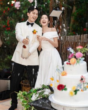 Louisa Mak Instagram - 唔少朋友都問我，哇搞三場婚禮，咪好辛苦！的確係，完事後直情要瞓足成個禮拜先recover到。其實唔係因為想搞到好「盛」大，而係源自於一個儘量make everyone happy嘅初心。

由於我和盛生好怕衝突、唔開心，所以我哋好早就決定將婚禮分幾次搞，而每一場都有各自嘅主角。大大小小嘅選擇就因住主角嘅需求而決定。

第一場盆菜宴，主角係老爺奶奶。我地盡跟圍村傳統，賓客絕大部份都係佢哋嘅親戚和朋友，而表演嘉賓方面，就邀請了奶奶很喜愛嘅李龍基先生。

第二場係正常擺酒，主角就係麥生麥太，菜式、流程、程序等都以佢地嘅意見為首。圍數全部歸佢地兩老，只受場地所限而唔使同對家協調😌 婚紗款色都迎合佢地喜好

至於第三場，就係更瘋狂嘅party，主角終於係我同盛生喇✌️因為之前已經take care 咗雙方父母嘅要求，呢次我哋就可以盡情選擇自己鍾意嘅嘢 - 戶外草地、樂隊歌曲、西式食物、無限酒精🫢… 爸爸媽媽雖然唔識欣賞，但係都好盡力去嘗試投入 😂 

呢個安排，幫我地避免咗唔少衝突。男女家唔使爭圍數、長輩和後輩唔使爭論食物和形式係中式定西式；頭兩場我和盛生安分守己地做好兒子和女兒的本分，再於尾場玩得好盡興🥳（盡興到啲相都唔出得街🤪)。咁壞處就係… 真係好攰🫠。

每人屋企都唔一樣，家家有本難念的經，以上純粹share下我倆嘅經驗。總括來講，我爸爸媽媽、老爺奶奶也是非常隨和，我們非常幸運，而最後似乎各人都開心。不過同時都提醒一句，家人話「冇咩所謂，簡簡單單就OK」呢句說話… ummm.. 千祈唔好盡信呀🤪唔知你哋又有冇啲咩婚禮後嘅insight呢？喺comment share吓吖！

最後，多謝 @agnesb_cafefleuriste 為三場婚宴都提供無限量超好食蛋糕😌 無論喺中式定西式婚宴、男家定女家、長輩定小朋友，蛋糕都一樣咁受歡迎😍

#勁甜麥

photo 1, 2, 5, 8 @taptsov_photography 
photo 4 @orbsproductionwedding 
photo 6, 7, 9, 10 @stein_image
