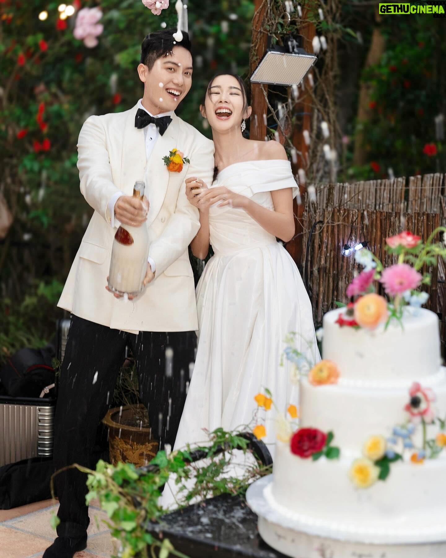 Louisa Mak - 32.9K Likes - 唔少朋友都問我,哇搞三場婚禮,咪好辛苦!的確係,完事後直情要瞓足成個禮拜先recover到。其實唔係因為想搞到好「盛」大,而係源自於一個儘量make everyone happy嘅初心。
由於我和盛生好怕衝突、唔開心,所以我哋好早就決定將婚禮分幾次搞,而每一場都有各自嘅主角。大大小小嘅選擇就因住主角嘅需求而決定。
第一場盆菜宴,主角係老爺奶奶。我地盡跟圍村傳統,賓客絕大部份都係佢哋嘅親戚和朋友,而表演嘉賓方面,就邀請了奶奶很喜愛嘅李龍基先生。
第二場係正常擺酒,主角就係麥生麥太,菜式、流程、程序等都以佢地嘅意見為首。圍數全部歸佢地兩老,只受場地所限而唔使同對家協調😌 婚紗款色都迎合佢地喜好
至於第三場,就係更瘋狂嘅party,主角終於係我同盛生喇✌️因為之前已經take care 咗雙方父母嘅要求,呢次我哋就可以盡情選擇自己鍾意嘅嘢 - 戶外草地、樂隊歌曲、西式食物、無限酒精🫢… 爸爸媽媽雖然唔識欣賞,但係都好盡力去嘗試投入 😂
呢個安排,幫我地避免咗唔少衝突。男女家唔使爭圍數、長輩和後輩唔使爭論食物和形式係中式定西式;頭兩場我和盛生安分守己地做好兒子和女兒的本分,再於尾場玩得好盡興🥳(盡興到啲相都唔出得街🤪)。咁壞處就係… 真係好攰🫠。
每人屋企都唔一樣,家家有本難念的經,以上純粹share下我倆嘅經驗。總括來講,我爸爸媽媽、老爺奶奶也是非常隨和,我們非常幸運,而最後似乎各人都開心。不過同時都提醒一句,家人話「冇咩所謂,簡簡單單就OK」呢句說話… ummm.. 千祈唔好盡信呀🤪唔知你哋又有冇啲咩婚禮後嘅insight呢?喺comment share吓吖!
最後,多謝 @agnesb_cafefleuriste 為三場婚宴都提供無限量超好食蛋糕😌 無論喺中式定西式婚宴、男家定女家、長輩定小朋友,蛋糕都一樣咁受歡迎😍
#勁甜麥
photo 1, 2, 5, 8 @taptsov_photography
photo 4 @orbsproductionwedding
photo 6, 7, 9, 10 @stein_image
