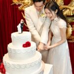 Louisa Mak Instagram – 唔少朋友都問我，哇搞三場婚禮，咪好辛苦！的確係，完事後直情要瞓足成個禮拜先recover到。其實唔係因為想搞到好「盛」大，而係源自於一個儘量make everyone happy嘅初心。

由於我和盛生好怕衝突、唔開心，所以我哋好早就決定將婚禮分幾次搞，而每一場都有各自嘅主角。大大小小嘅選擇就因住主角嘅需求而決定。

第一場盆菜宴，主角係老爺奶奶。我地盡跟圍村傳統，賓客絕大部份都係佢哋嘅親戚和朋友，而表演嘉賓方面，就邀請了奶奶很喜愛嘅李龍基先生。

第二場係正常擺酒，主角就係麥生麥太，菜式、流程、程序等都以佢地嘅意見為首。圍數全部歸佢地兩老，只受場地所限而唔使同對家協調😌 婚紗款色都迎合佢地喜好

至於第三場，就係更瘋狂嘅party，主角終於係我同盛生喇✌️因為之前已經take care 咗雙方父母嘅要求，呢次我哋就可以盡情選擇自己鍾意嘅嘢 – 戶外草地、樂隊歌曲、西式食物、無限酒精🫢… 爸爸媽媽雖然唔識欣賞，但係都好盡力去嘗試投入 😂 

呢個安排，幫我地避免咗唔少衝突。男女家唔使爭圍數、長輩和後輩唔使爭論食物和形式係中式定西式；頭兩場我和盛生安分守己地做好兒子和女兒的本分，再於尾場玩得好盡興🥳（盡興到啲相都唔出得街🤪)。咁壞處就係… 真係好攰🫠。

每人屋企都唔一樣，家家有本難念的經，以上純粹share下我倆嘅經驗。總括來講，我爸爸媽媽、老爺奶奶也是非常隨和，我們非常幸運，而最後似乎各人都開心。不過同時都提醒一句，家人話「冇咩所謂，簡簡單單就OK」呢句說話… ummm.. 千祈唔好盡信呀🤪唔知你哋又有冇啲咩婚禮後嘅insight呢？喺comment share吓吖！

最後，多謝 @agnesb_cafefleuriste 為三場婚宴都提供無限量超好食蛋糕😌 無論喺中式定西式婚宴、男家定女家、長輩定小朋友，蛋糕都一樣咁受歡迎😍

#勁甜麥

photo 1, 2, 5, 8 @taptsov_photography 
photo 4 @orbsproductionwedding 
photo 6, 7, 9, 10 @stein_image