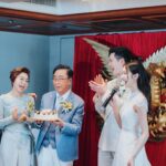Louisa Mak Instagram – 唔少朋友都問我，哇搞三場婚禮，咪好辛苦！的確係，完事後直情要瞓足成個禮拜先recover到。其實唔係因為想搞到好「盛」大，而係源自於一個儘量make everyone happy嘅初心。

由於我和盛生好怕衝突、唔開心，所以我哋好早就決定將婚禮分幾次搞，而每一場都有各自嘅主角。大大小小嘅選擇就因住主角嘅需求而決定。

第一場盆菜宴，主角係老爺奶奶。我地盡跟圍村傳統，賓客絕大部份都係佢哋嘅親戚和朋友，而表演嘉賓方面，就邀請了奶奶很喜愛嘅李龍基先生。

第二場係正常擺酒，主角就係麥生麥太，菜式、流程、程序等都以佢地嘅意見為首。圍數全部歸佢地兩老，只受場地所限而唔使同對家協調😌 婚紗款色都迎合佢地喜好

至於第三場，就係更瘋狂嘅party，主角終於係我同盛生喇✌️因為之前已經take care 咗雙方父母嘅要求，呢次我哋就可以盡情選擇自己鍾意嘅嘢 – 戶外草地、樂隊歌曲、西式食物、無限酒精🫢… 爸爸媽媽雖然唔識欣賞，但係都好盡力去嘗試投入 😂 

呢個安排，幫我地避免咗唔少衝突。男女家唔使爭圍數、長輩和後輩唔使爭論食物和形式係中式定西式；頭兩場我和盛生安分守己地做好兒子和女兒的本分，再於尾場玩得好盡興🥳（盡興到啲相都唔出得街🤪)。咁壞處就係… 真係好攰🫠。

每人屋企都唔一樣，家家有本難念的經，以上純粹share下我倆嘅經驗。總括來講，我爸爸媽媽、老爺奶奶也是非常隨和，我們非常幸運，而最後似乎各人都開心。不過同時都提醒一句，家人話「冇咩所謂，簡簡單單就OK」呢句說話… ummm.. 千祈唔好盡信呀🤪唔知你哋又有冇啲咩婚禮後嘅insight呢？喺comment share吓吖！

最後，多謝 @agnesb_cafefleuriste 為三場婚宴都提供無限量超好食蛋糕😌 無論喺中式定西式婚宴、男家定女家、長輩定小朋友，蛋糕都一樣咁受歡迎😍

#勁甜麥

photo 1, 2, 5, 8 @taptsov_photography 
photo 4 @orbsproductionwedding 
photo 6, 7, 9, 10 @stein_image
