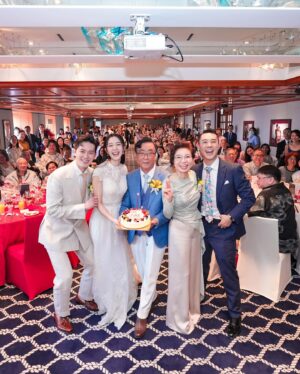Louisa Mak Instagram - 唔少朋友都問我，哇搞三場婚禮，咪好辛苦！的確係，完事後直情要瞓足成個禮拜先recover到。其實唔係因為想搞到好「盛」大，而係源自於一個儘量make everyone happy嘅初心。

由於我和盛生好怕衝突、唔開心，所以我哋好早就決定將婚禮分幾次搞，而每一場都有各自嘅主角。大大小小嘅選擇就因住主角嘅需求而決定。

第一場盆菜宴，主角係老爺奶奶。我地盡跟圍村傳統，賓客絕大部份都係佢哋嘅親戚和朋友，而表演嘉賓方面，就邀請了奶奶很喜愛嘅李龍基先生。

第二場係正常擺酒，主角就係麥生麥太，菜式、流程、程序等都以佢地嘅意見為首。圍數全部歸佢地兩老，只受場地所限而唔使同對家協調😌 婚紗款色都迎合佢地喜好

至於第三場，就係更瘋狂嘅party，主角終於係我同盛生喇✌️因為之前已經take care 咗雙方父母嘅要求，呢次我哋就可以盡情選擇自己鍾意嘅嘢 - 戶外草地、樂隊歌曲、西式食物、無限酒精🫢… 爸爸媽媽雖然唔識欣賞，但係都好盡力去嘗試投入 😂 

呢個安排，幫我地避免咗唔少衝突。男女家唔使爭圍數、長輩和後輩唔使爭論食物和形式係中式定西式；頭兩場我和盛生安分守己地做好兒子和女兒的本分，再於尾場玩得好盡興🥳（盡興到啲相都唔出得街🤪)。咁壞處就係… 真係好攰🫠。

每人屋企都唔一樣，家家有本難念的經，以上純粹share下我倆嘅經驗。總括來講，我爸爸媽媽、老爺奶奶也是非常隨和，我們非常幸運，而最後似乎各人都開心。不過同時都提醒一句，家人話「冇咩所謂，簡簡單單就OK」呢句說話… ummm.. 千祈唔好盡信呀🤪唔知你哋又有冇啲咩婚禮後嘅insight呢？喺comment share吓吖！

最後，多謝 @agnesb_cafefleuriste 為三場婚宴都提供無限量超好食蛋糕😌 無論喺中式定西式婚宴、男家定女家、長輩定小朋友，蛋糕都一樣咁受歡迎😍

#勁甜麥

photo 1, 2, 5, 8 @taptsov_photography 
photo 4 @orbsproductionwedding 
photo 6, 7, 9, 10 @stein_image