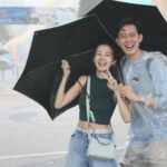 Louisa Mak Instagram – 今日星期日難得約到成班親戚一家大細去海洋公園，做個稱職嘅舅母帶兩個姨甥同動物say hi。出門口嘅時候啲雨落下落下，諗住大部份時間都係室內睇動物應該OK。點知自己過分天真，一到公園門口就狂風暴雨，搞到成班人好似走難咁款。唉剛做舅母就失敗收場，好彩有幾隻動物公仔氹住兩個小朋友話下次再嚟過。

#海洋公園 #打波先嚟落雨 #擇日重賽 #安全至上