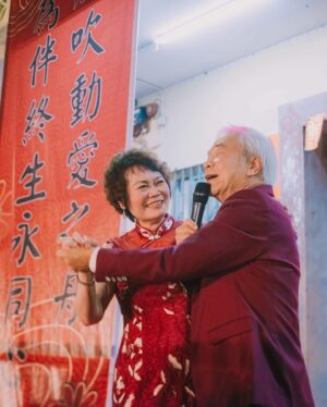 Louisa Mak Instagram - 唔少朋友都問我，哇搞三場婚禮，咪好辛苦！的確係，完事後直情要瞓足成個禮拜先recover到。其實唔係因為想搞到好「盛」大，而係源自於一個儘量make everyone happy嘅初心。

由於我和盛生好怕衝突、唔開心，所以我哋好早就決定將婚禮分幾次搞，而每一場都有各自嘅主角。大大小小嘅選擇就因住主角嘅需求而決定。

第一場盆菜宴，主角係老爺奶奶。我地盡跟圍村傳統，賓客絕大部份都係佢哋嘅親戚和朋友，而表演嘉賓方面，就邀請了奶奶很喜愛嘅李龍基先生。

第二場係正常擺酒，主角就係麥生麥太，菜式、流程、程序等都以佢地嘅意見為首。圍數全部歸佢地兩老，只受場地所限而唔使同對家協調😌 婚紗款色都迎合佢地喜好

至於第三場，就係更瘋狂嘅party，主角終於係我同盛生喇✌️因為之前已經take care 咗雙方父母嘅要求，呢次我哋就可以盡情選擇自己鍾意嘅嘢 - 戶外草地、樂隊歌曲、西式食物、無限酒精🫢… 爸爸媽媽雖然唔識欣賞，但係都好盡力去嘗試投入 😂 

呢個安排，幫我地避免咗唔少衝突。男女家唔使爭圍數、長輩和後輩唔使爭論食物和形式係中式定西式；頭兩場我和盛生安分守己地做好兒子和女兒的本分，再於尾場玩得好盡興🥳（盡興到啲相都唔出得街🤪)。咁壞處就係… 真係好攰🫠。

每人屋企都唔一樣，家家有本難念的經，以上純粹share下我倆嘅經驗。總括來講，我爸爸媽媽、老爺奶奶也是非常隨和，我們非常幸運，而最後似乎各人都開心。不過同時都提醒一句，家人話「冇咩所謂，簡簡單單就OK」呢句說話… ummm.. 千祈唔好盡信呀🤪唔知你哋又有冇啲咩婚禮後嘅insight呢？喺comment share吓吖！

最後，多謝 @agnesb_cafefleuriste 為三場婚宴都提供無限量超好食蛋糕😌 無論喺中式定西式婚宴、男家定女家、長輩定小朋友，蛋糕都一樣咁受歡迎😍

#勁甜麥

photo 1, 2, 5, 8 @taptsov_photography 
photo 4 @orbsproductionwedding 
photo 6, 7, 9, 10 @stein_image
