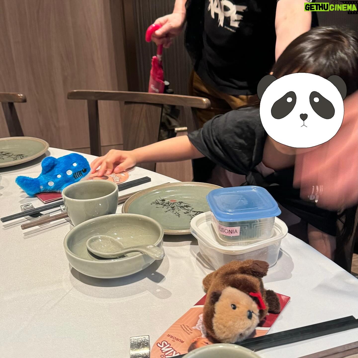 Louisa Mak - 30.7K Likes - 今日星期日難得約到成班親戚一家大細去海洋公園,做個稱職嘅舅母帶兩個姨甥同動物say hi。出門口嘅時候啲雨落下落下,諗住大部份時間都係室內睇動物應該OK。點知自己過分天真,一到公園門口就狂風暴雨,搞到成班人好似走難咁款。唉剛做舅母就失敗收場,好彩有幾隻動物公仔氹住兩個小朋友話下次再嚟過。
#海洋公園 #打波先嚟落雨 #擇日重賽 #安全至上