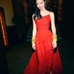 Louisa Mak Instagram – My favourite red 送客gown… that turns into a party dress!!!! 🤘 perfect with gold bangles from @lukfookjewellery_official 
#唔係假酒 #跟足傳統 🤪

💃#victorchanstudio @victorchanstudio 
Special thanks to @jamieleehair 醉住幫我換頭

📸
1, 2 @hoyin626 
3 @taptsov_photography 
4-7 @stein_image