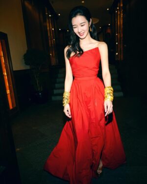 Louisa Mak Instagram - My favourite red 送客gown… that turns into a party dress!!!! 🤘 perfect with gold bangles from @lukfookjewellery_official 
#唔係假酒 #跟足傳統 🤪

💃#victorchanstudio @victorchanstudio 
Special thanks to @jamieleehair 醉住幫我換頭

📸
1, 2 @hoyin626 
3 @taptsov_photography 
4-7 @stein_image