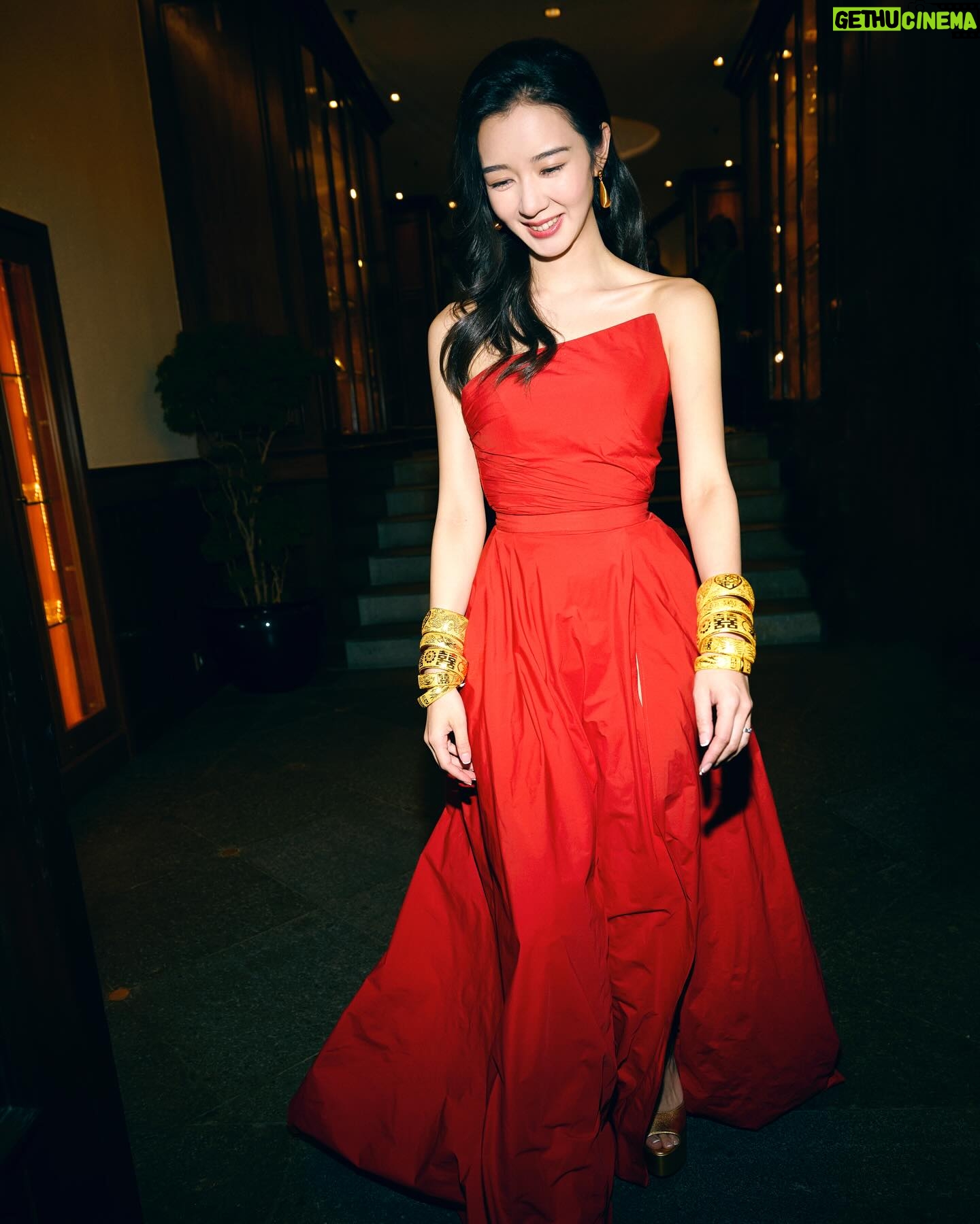 Louisa Mak - 17.9K Likes - My favourite red 送客gown… that turns into a party dress!!!! 🤘 perfect with gold bangles from @lukfookjewellery_official
#唔係假酒 #跟足傳統 🤪
💃#victorchanstudio @victorchanstudio
Special thanks to @jamieleehair 醉住幫我換頭
📸
1, 2 @hoyin626
3 @taptsov_photography
4-7 @stein_image