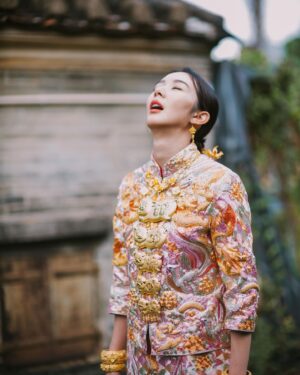 Louisa Mak Instagram - 323 Day ONE

義務盆菜總監 | @ddfromtheblock
義務擔擔抬抬兄弟姐妹團 | @mak.san @lincolnshing @noblemakk @madeline._.chan @joshiuwang @cowis_lactoseintolerance @tc_lai
被逼司儀同表演嘉賓| @leonardchf @lamkingching 

Jewellery | @lukfookjewellery_official
Kwa for Louisa, Keith & Moms | @koon_nam_wah
Qipao on Moms | @koon_nam_wah 
Outfit on Louisa & Keith | @shanghaitang 
Cake | @agnesb_cafefleuriste
Beer | @1664blanchk @thebridgehk
Photo & Video | @stein_image @taptsov_photography @justin_cai_ 
Tai Kam | Mrs Tse 
Deco | @seekseedwedding
Bouquet | @roses_floral_atelier