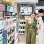 Louisa Mak Instagram - 咦我同Jay傾緊啲咩呢？ 就係傾緊 @hkwatsons 恩平道旗艦店內嘅互動智能科技，同個人化嘅O O零售新體驗😍 恩平道旗艦店逾8,000 呎，提供由內到外的健康美容服務，糅合美容彩妝、個人護理、保健養生，應有盡有！ @jayfungmusic #給你幸福所以幸福