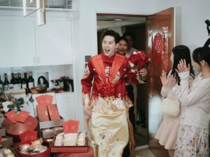 Louisa Mak Instagram - Sorry 真係唔想po咁多嘢阻住大家咁，只不過真係有唔少品牌同埋朋友要多謝番。之前亦都希望應使則使、可慳則慳（幫盛生慳！）🫣所以拜託大家忍耐一下🥺 

嫁女餅方面盛生真係要多謝 @keewahbakery。坦白講，當初我哋思考過呢一part可否skip，或者應該選擇咩類型嘅餅。最後我地好慶幸選擇咗派餅，同埋派傳統囍餅。除了麥媽媽麥爸爸派得好happy之外，我哋發覺連自己朋友收到都一樣好開心，亦都係一個好好嘅機會同朋友connect番。

款色方面，比較傳統嘅朋友（如長輩）一定會偏好傳統囍餅；而非傳統嘅朋友，收咩都冇咩所謂… 所以傳統囍餅一定最”make everyone happy” 😎

另外，特別特別鳴謝 @rsvpcom 幫我純熟迅速送出！

#keewahbakery #奇華 #嫁女餅 #囍餅 

Gold @lukfookjewellery_official 
Kwa @koon_nam_wah 
Photo @stein_image 
Coordination @seekseedwedding