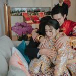 Louisa Mak Instagram – Sorry 真係唔想po咁多嘢阻住大家咁，只不過真係有唔少品牌同埋朋友要多謝番。之前亦都希望應使則使、可慳則慳（幫盛生慳！）🫣所以拜託大家忍耐一下🥺 

嫁女餅方面盛生真係要多謝 @keewahbakery。坦白講，當初我哋思考過呢一part可否skip，或者應該選擇咩類型嘅餅。最後我地好慶幸選擇咗派餅，同埋派傳統囍餅。除了麥媽媽麥爸爸派得好happy之外，我哋發覺連自己朋友收到都一樣好開心，亦都係一個好好嘅機會同朋友connect番。

款色方面，比較傳統嘅朋友（如長輩）一定會偏好傳統囍餅；而非傳統嘅朋友，收咩都冇咩所謂… 所以傳統囍餅一定最”make everyone happy” 😎

另外，特別特別鳴謝 @rsvpcom 幫我純熟迅速送出！

#keewahbakery #奇華 #嫁女餅 #囍餅 

Gold @lukfookjewellery_official 
Kwa @koon_nam_wah 
Photo @stein_image 
Coordination @seekseedwedding