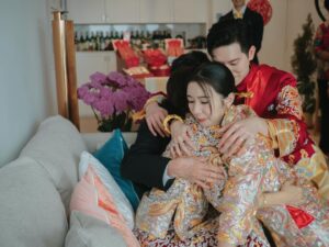 Louisa Mak Instagram - Sorry 真係唔想po咁多嘢阻住大家咁，只不過真係有唔少品牌同埋朋友要多謝番。之前亦都希望應使則使、可慳則慳（幫盛生慳！）🫣所以拜託大家忍耐一下🥺 

嫁女餅方面盛生真係要多謝 @keewahbakery。坦白講，當初我哋思考過呢一part可否skip，或者應該選擇咩類型嘅餅。最後我地好慶幸選擇咗派餅，同埋派傳統囍餅。除了麥媽媽麥爸爸派得好happy之外，我哋發覺連自己朋友收到都一樣好開心，亦都係一個好好嘅機會同朋友connect番。

款色方面，比較傳統嘅朋友（如長輩）一定會偏好傳統囍餅；而非傳統嘅朋友，收咩都冇咩所謂… 所以傳統囍餅一定最”make everyone happy” 😎

另外，特別特別鳴謝 @rsvpcom 幫我純熟迅速送出！

#keewahbakery #奇華 #嫁女餅 #囍餅 

Gold @lukfookjewellery_official 
Kwa @koon_nam_wah 
Photo @stein_image 
Coordination @seekseedwedding