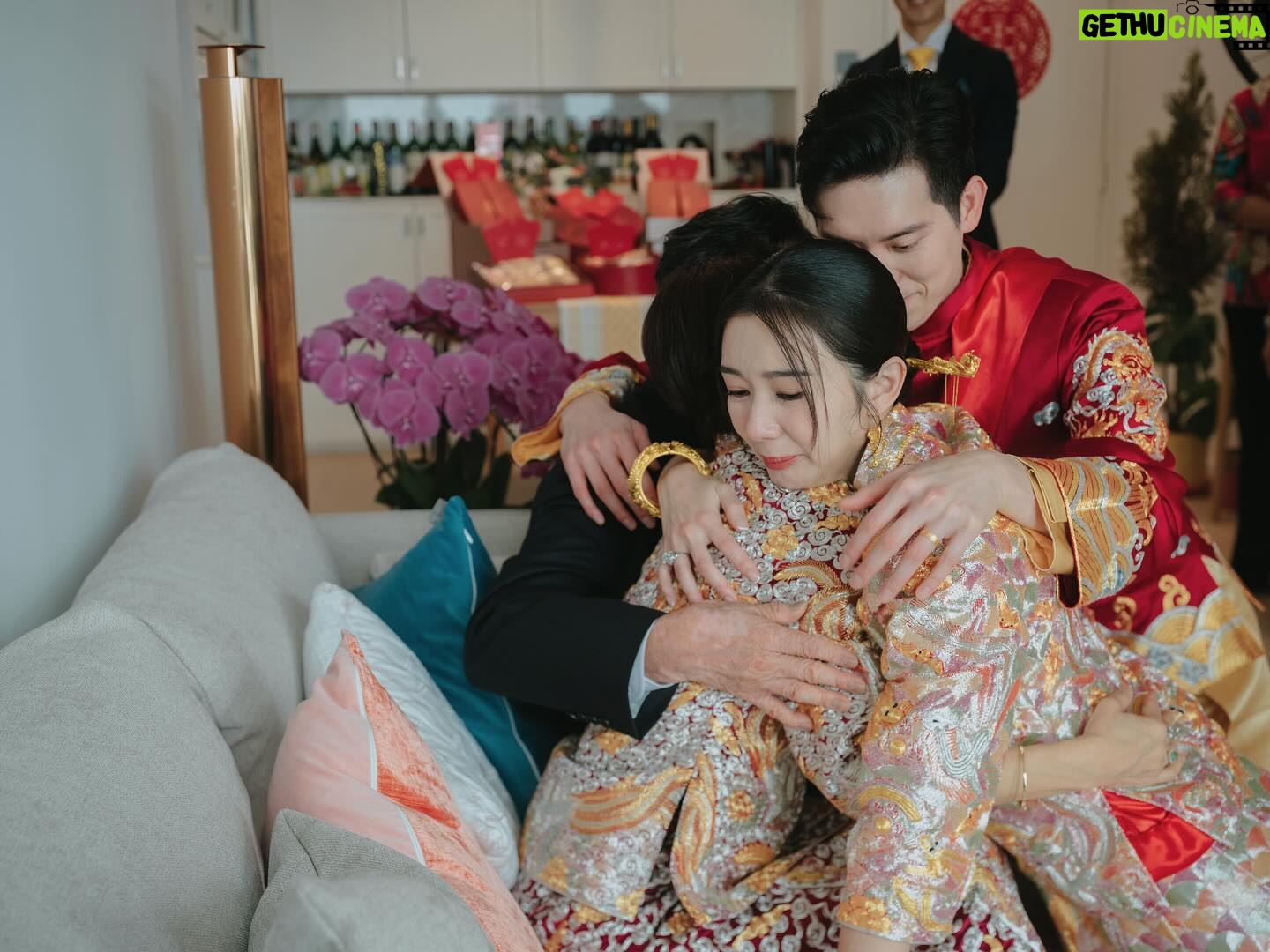 Louisa Mak - 24.7K Likes - Sorry 真係唔想po咁多嘢阻住大家咁,只不過真係有唔少品牌同埋朋友要多謝番。之前亦都希望應使則使、可慳則慳(幫盛生慳!)🫣所以拜託大家忍耐一下🥺
嫁女餅方面盛生真係要多謝 @keewahbakery。坦白講,當初我哋思考過呢一part可否skip,或者應該選擇咩類型嘅餅。最後我地好慶幸選擇咗派餅,同埋派傳統囍餅。除了麥媽媽麥爸爸派得好happy之外,我哋發覺連自己朋友收到都一樣好開心,亦都係一個好好嘅機會同朋友connect番。
款色方面,比較傳統嘅朋友(如長輩)一定會偏好傳統囍餅;而非傳統嘅朋友,收咩都冇咩所謂… 所以傳統囍餅一定最”make everyone happy” 😎
另外,特別特別鳴謝 @rsvpcom 幫我純熟迅速送出!
#keewahbakery #奇華 #嫁女餅 #囍餅
Gold @lukfookjewellery_official
Kwa @koon_nam_wah
Photo @stein_image
Coordination @seekseedwedding