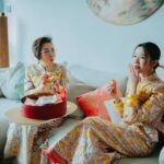 Louisa Mak Instagram – Sorry 真係唔想po咁多嘢阻住大家咁，只不過真係有唔少品牌同埋朋友要多謝番。之前亦都希望應使則使、可慳則慳（幫盛生慳！）🫣所以拜託大家忍耐一下🥺 

嫁女餅方面盛生真係要多謝 @keewahbakery。坦白講，當初我哋思考過呢一part可否skip，或者應該選擇咩類型嘅餅。最後我地好慶幸選擇咗派餅，同埋派傳統囍餅。除了麥媽媽麥爸爸派得好happy之外，我哋發覺連自己朋友收到都一樣好開心，亦都係一個好好嘅機會同朋友connect番。

款色方面，比較傳統嘅朋友（如長輩）一定會偏好傳統囍餅；而非傳統嘅朋友，收咩都冇咩所謂… 所以傳統囍餅一定最”make everyone happy” 😎

另外，特別特別鳴謝 @rsvpcom 幫我純熟迅速送出！

#keewahbakery #奇華 #嫁女餅 #囍餅 

Gold @lukfookjewellery_official 
Kwa @koon_nam_wah 
Photo @stein_image 
Coordination @seekseedwedding