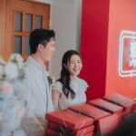 Louisa Mak Instagram – Sorry 真係唔想po咁多嘢阻住大家咁，只不過真係有唔少品牌同埋朋友要多謝番。之前亦都希望應使則使、可慳則慳（幫盛生慳！）🫣所以拜託大家忍耐一下🥺 

嫁女餅方面盛生真係要多謝 @keewahbakery。坦白講，當初我哋思考過呢一part可否skip，或者應該選擇咩類型嘅餅。最後我地好慶幸選擇咗派餅，同埋派傳統囍餅。除了麥媽媽麥爸爸派得好happy之外，我哋發覺連自己朋友收到都一樣好開心，亦都係一個好好嘅機會同朋友connect番。

款色方面，比較傳統嘅朋友（如長輩）一定會偏好傳統囍餅；而非傳統嘅朋友，收咩都冇咩所謂… 所以傳統囍餅一定最”make everyone happy” 😎

另外，特別特別鳴謝 @rsvpcom 幫我純熟迅速送出！

#keewahbakery #奇華 #嫁女餅 #囍餅 

Gold @lukfookjewellery_official 
Kwa @koon_nam_wah 
Photo @stein_image 
Coordination @seekseedwedding
