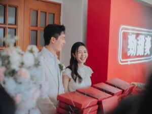 Louisa Mak Instagram - Sorry 真係唔想po咁多嘢阻住大家咁，只不過真係有唔少品牌同埋朋友要多謝番。之前亦都希望應使則使、可慳則慳（幫盛生慳！）🫣所以拜託大家忍耐一下🥺 

嫁女餅方面盛生真係要多謝 @keewahbakery。坦白講，當初我哋思考過呢一part可否skip，或者應該選擇咩類型嘅餅。最後我地好慶幸選擇咗派餅，同埋派傳統囍餅。除了麥媽媽麥爸爸派得好happy之外，我哋發覺連自己朋友收到都一樣好開心，亦都係一個好好嘅機會同朋友connect番。

款色方面，比較傳統嘅朋友（如長輩）一定會偏好傳統囍餅；而非傳統嘅朋友，收咩都冇咩所謂… 所以傳統囍餅一定最”make everyone happy” 😎

另外，特別特別鳴謝 @rsvpcom 幫我純熟迅速送出！

#keewahbakery #奇華 #嫁女餅 #囍餅 

Gold @lukfookjewellery_official 
Kwa @koon_nam_wah 
Photo @stein_image 
Coordination @seekseedwedding