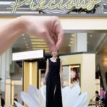 Louisa Mak Instagram - 雖然呢排真係好忙🫣 不過前幾日特登去咗CLARINS PRECIOUS 珍稀凝時體驗館玩，順便鬆一鬆。除咗有好多個打卡點之餘，仲有專業美容師教我用Loutil按摩，舒服之餘即時睇到lifting效果！ 其實我一向都好鍾意CLARINS呢個品牌，佢地不單止積極減低環境足跡，亦好注重採用天然成分。產品嚟講我最鍾意系列中 #至臻凝時面霜 觸肌即融嘅細膩質感，令肌膚更加水潤透亮，係我轉季必備嘅護膚神器！ CLARINS Precious珍稀凝時體驗館 • 即日起至3/24，每日10am-9pm • 海港城海運大廈露天廣場及入口大堂 • 登記網址: https://bit.ly/49Ilfhw   #珍稀凝時體驗館 #PreciousNationPopup  #CLARINSPrecious  #AsRareAsYou #ClarinsHK @ClarinsHK 📹 @lavonnli