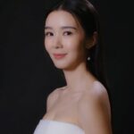 Louisa Mak Instagram - 日本高端美妝護膚品牌SUQQU終於喺香港開counter啦！ 早幾日好開心出席咗SUQQU嘅開幕新聞發佈會，同一眾美妝愛好者一齊交流化妝、護膚心得。我自己就好鐘意品牌熱賣嘅晶采防曬日霜，質地水潤又輕盈，就好似搽緊護膚品咁，可以keep住皮膚全日都好水潤。之後再用晶采艷澤粉底液，持久又無粉感，即使拍攝全日皮膚都仍然好有光澤。 品牌嘅社長以及日本護膚專家、化妝師更加嚟咗香港，即場示範SUQQU嘅獨家美容手法「顏筋按摩」以及春季流行妝容，令我都學到唔少扮靚技巧。呢段時間keep住做顏筋按摩，連化妝師都讃我輪廓sharp咗，氣息都好咗添！ SUQQU嘅品牌理念「美，不為與人比較，乃為實現自我」亦令我好有共鳴。經歷唔同嘅人生階段，對於美嘅睇法亦隨之改變，最重要嘅係要發掘自己嘅優點及加以發揮，散發獨一無二嘅光采。 #SUQQUHongKong #SUQQU @suqqu_official @suqqucircle