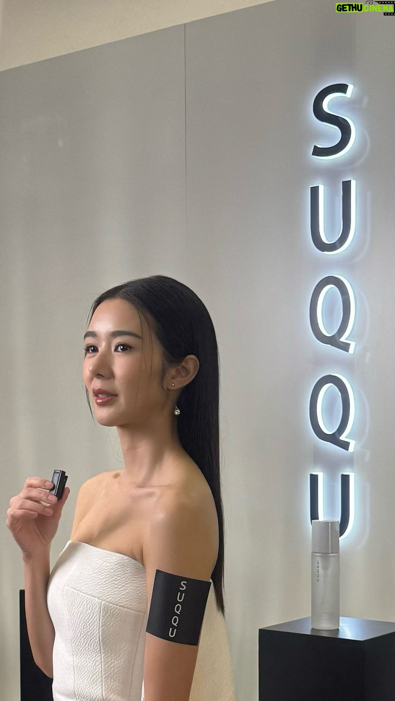 Louisa Mak Instagram - Packed Friday with @suqqu_official š¤ logging off for the weekend š By the way, yes, SUQQU is launching in Hong Kong!!! #SUQQU dress: @emiliawickstead shoes: @aminamuaddi style director: @derekho_ styling: @willng_cc @creativecoven makeup @ki.neks_ho hair @jamieleehair management @_monicalau_ @chillsolution