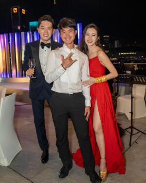 Louisa Mak Instagram - My favourite red 送客gown… that turns into a party dress!!!! 🤘 perfect with gold bangles from @lukfookjewellery_official 
#唔係假酒 #跟足傳統 🤪

💃#victorchanstudio @victorchanstudio 
Special thanks to @jamieleehair 醉住幫我換頭

📸
1, 2 @hoyin626 
3 @taptsov_photography 
4-7 @stein_image
