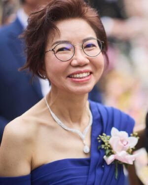 Louisa Mak Instagram - 唔係潑出去的水！由BB時期日以繼夜嘅照顧，到小朋友時期嘅學業、品格培育，到青少年的戀愛、感情輔導，到成人時期的事業支持… 到最後放手讓孩子飛走，活出自己的人生。媽媽你真的給了我所有。無論如何，我知道媽媽永遠是我的避風塘，我永遠是你的女兒。

@makhosiukuen 我媽媽真係好厲害，咁多年來都係全職上班再照顧兩個小朋友，從來冇停低過。到今日都仲繼續學習、繼續工作，見到媽媽都咁勤力，我點可以唔努力啲呢🫣

#母親節快樂
p1 @hoyin626 
p2-3 @orbsproductionwedding