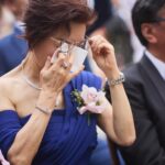 Louisa Mak Instagram – 唔係潑出去的水！由BB時期日以繼夜嘅照顧，到小朋友時期嘅學業、品格培育，到青少年的戀愛、感情輔導，到成人時期的事業支持… 到最後放手讓孩子飛走，活出自己的人生。媽媽你真的給了我所有。無論如何，我知道媽媽永遠是我的避風塘，我永遠是你的女兒。

@makhosiukuen 我媽媽真係好厲害，咁多年來都係全職上班再照顧兩個小朋友，從來冇停低過。到今日都仲繼續學習、繼續工作，見到媽媽都咁勤力，我點可以唔努力啲呢🫣

#母親節快樂
p1 @hoyin626 
p2-3 @orbsproductionwedding