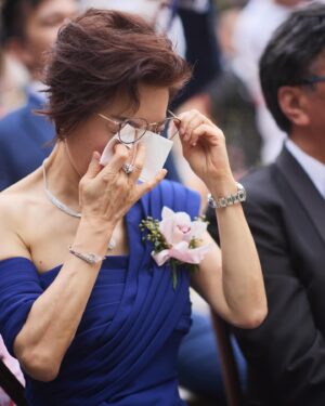 Louisa Mak Instagram - 唔係潑出去的水！由BB時期日以繼夜嘅照顧，到小朋友時期嘅學業、品格培育，到青少年的戀愛、感情輔導，到成人時期的事業支持… 到最後放手讓孩子飛走，活出自己的人生。媽媽你真的給了我所有。無論如何，我知道媽媽永遠是我的避風塘，我永遠是你的女兒。

@makhosiukuen 我媽媽真係好厲害，咁多年來都係全職上班再照顧兩個小朋友，從來冇停低過。到今日都仲繼續學習、繼續工作，見到媽媽都咁勤力，我點可以唔努力啲呢🫣

#母親節快樂
p1 @hoyin626 
p2-3 @orbsproductionwedding