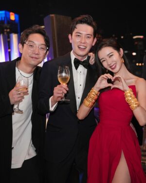 Louisa Mak Instagram - My favourite red 送客gown… that turns into a party dress!!!! 🤘 perfect with gold bangles from @lukfookjewellery_official 
#唔係假酒 #跟足傳統 🤪

💃#victorchanstudio @victorchanstudio 
Special thanks to @jamieleehair 醉住幫我換頭

📸
1, 2 @hoyin626 
3 @taptsov_photography 
4-7 @stein_image