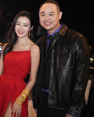 Louisa Mak Instagram - My favourite red 送客gown… that turns into a party dress!!!! 🤘 perfect with gold bangles from @lukfookjewellery_official 
#唔係假酒 #跟足傳統 🤪

💃#victorchanstudio @victorchanstudio 
Special thanks to @jamieleehair 醉住幫我換頭

📸
1, 2 @hoyin626 
3 @taptsov_photography 
4-7 @stein_image