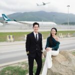 Louisa Mak Instagram – 每個人的起跑線或許不同，但都可以找到屬於自己的跑道，再一步步努力，追逐夢想。

我成為機師的道路並不平坦。我是一名土生土長的香港學生，缺乏國際視野，直至到大學拿到「第一代大學生助學金」 ，才負擔得起旅費讓我第一次乘搭長途飛機越洋到美國。加上英文薄弱，我曾兩次報考cadet都失敗而回，而身邊的人開始勸告我說「算吧，輪不到你」。

但我並沒有放棄。為了克服自己的弱點，我每天收聽ATC空管頻道，又會看英文新聞跟隨主播朗讀，提升自己的英語能力。畢業後我先找份航空相關的文職工作，增強航空知識，同時把人工儲起 ，自費到紐西蘭學習駕駛小型飛機。終於在第三次報考之下成功被cadet programme取錄，踏上成為機師的旅途。

而這機師旅途是無盡的學習，需要不斷提升知識及技巧、接受考核。即使現在已經累積了一定的飛行經驗，也非常熟悉駕駛艙內每個按鈕，我每次執勤時也依然要留意每個細節，例如，惡劣天氣下的備降機場（ERA）、經過高山地形時如何處理緊急降落、途經的各國ATC的不同術語，確保溝通無誤、以及留意各地機場的潛在危機等等。正因為 #EveryMoveCounts，每個細節也成就我們的專業。我會精益求精，盡我所能確保航空安全並繼續活出我的飛行夢。

至於Louisa，或許許多人說她「贏在起跑線」，但她的成功並非一蹴而就。大家可能了解她自小勤奮讀書考取佳績，但我和她相識的超過十年間，見證了她努力工作及不為人知的奮鬥路。從無數的通宵拍攝，到面對及接納公眾批評，再自省及進步，這些歷煉提升了她的意志及堅韌精神。

後來，她毅然轉投商業諮詢領域，重新學習基本的商業知識；我不時看著她寫powerpoint、打excel到凌晨三四點。當累積了一定的經驗後，她創立推動青少年賦能的社企Project Melo，並計劃在幼兒教育領域繼續發展；同時兼職拍攝廣告賺取生活費，再把資金投進自己的項目。雖然還在起步階段，但這些經歷令她更加明白，凡事都需要時間和努力逐步積累，一步一步地實現她的夢想。

我們深信，成功遠不止於起跑線，而是一個持續努力的旅程。就像香港女飛魚何詩蓓Siobhán 一樣，她在眾多國際大賽中奪得無數獎項，不斷挑戰和打破香港的紀錄。她的成功背後，是無法想像的努力和堅持。每天天還未亮之際，她已經展開日復一日的訓練。她的毅力和堅持，讓我們為之敬佩。多謝 @cathaypacific 把何詩蓓和所有香港人的#EveryMoveCounts 精神傳承下去，提醒我們，每一次努力都如此重要，每一步都是邁向成功的關鍵。

#EveryMoveCounts #Cathay #MoveBeyond #國泰 #志在飛躍 #TheHenderson