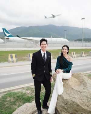 Louisa Mak Instagram - 每個人的起跑線或許不同，但都可以找到屬於自己的跑道，再一步步努力，追逐夢想。

我成為機師的道路並不平坦。我是一名土生土長的香港學生，缺乏國際視野，直至到大學拿到「第一代大學生助學金」 ，才負擔得起旅費讓我第一次乘搭長途飛機越洋到美國。加上英文薄弱，我曾兩次報考cadet都失敗而回，而身邊的人開始勸告我說「算吧，輪不到你」。

但我並沒有放棄。為了克服自己的弱點，我每天收聽ATC空管頻道，又會看英文新聞跟隨主播朗讀，提升自己的英語能力。畢業後我先找份航空相關的文職工作，增強航空知識，同時把人工儲起 ，自費到紐西蘭學習駕駛小型飛機。終於在第三次報考之下成功被cadet programme取錄，踏上成為機師的旅途。

而這機師旅途是無盡的學習，需要不斷提升知識及技巧、接受考核。即使現在已經累積了一定的飛行經驗，也非常熟悉駕駛艙內每個按鈕，我每次執勤時也依然要留意每個細節，例如，惡劣天氣下的備降機場（ERA）、經過高山地形時如何處理緊急降落、途經的各國ATC的不同術語，確保溝通無誤、以及留意各地機場的潛在危機等等。正因為 #EveryMoveCounts，每個細節也成就我們的專業。我會精益求精，盡我所能確保航空安全並繼續活出我的飛行夢。

至於Louisa，或許許多人說她「贏在起跑線」，但她的成功並非一蹴而就。大家可能了解她自小勤奮讀書考取佳績，但我和她相識的超過十年間，見證了她努力工作及不為人知的奮鬥路。從無數的通宵拍攝，到面對及接納公眾批評，再自省及進步，這些歷煉提升了她的意志及堅韌精神。

後來，她毅然轉投商業諮詢領域，重新學習基本的商業知識；我不時看著她寫powerpoint、打excel到凌晨三四點。當累積了一定的經驗後，她創立推動青少年賦能的社企Project Melo，並計劃在幼兒教育領域繼續發展；同時兼職拍攝廣告賺取生活費，再把資金投進自己的項目。雖然還在起步階段，但這些經歷令她更加明白，凡事都需要時間和努力逐步積累，一步一步地實現她的夢想。

我們深信，成功遠不止於起跑線，而是一個持續努力的旅程。就像香港女飛魚何詩蓓Siobhán 一樣，她在眾多國際大賽中奪得無數獎項，不斷挑戰和打破香港的紀錄。她的成功背後，是無法想像的努力和堅持。每天天還未亮之際，她已經展開日復一日的訓練。她的毅力和堅持，讓我們為之敬佩。多謝 @cathaypacific 把何詩蓓和所有香港人的#EveryMoveCounts 精神傳承下去，提醒我們，每一次努力都如此重要，每一步都是邁向成功的關鍵。

#EveryMoveCounts #Cathay #MoveBeyond #國泰 #志在飛躍 #TheHenderson