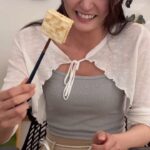 Louisa Mak Instagram – 幾多人好似我咁，好耐冇食麥芽糖夾餅？😋

#麥芽糖 #勁甜麥芽糖 #勁甜麥 #婚禮回禮