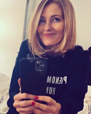 Louise Lombard Instagram - #fridayfeeling 💃💫❤️

What do you have planned for the weekend? 

#afterfamily #aftereverhappy #aftermovie