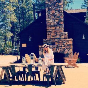 Louise Lombard Instagram - How’s everyone doing ? 💗

#plottingandplanning #somethingexcitingiscoming