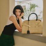 Louise Wong Instagram – A hug communicates a thousand words.💞🫂🫶🏻

@Ferragamo #FerragamoPF24 #FerragamoHugBag