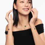 Louise Wong Instagram – 平時拍硬照的厭世臉底下其實藏了個很愛笑的我🤭✨
就像Pomellato 2024全新Pom Pom Dot系列一樣，每款吊墜和手鏈都使用了「金線」貫穿兩面的設計，一面是高貴玫瑰金，另一面則是充滿活力的閃爍白鑽。而系列當中更有孔雀石，密鑲鑽石和白色貝母的鈕扣設計，秉承了Pomellato米蘭的含蓄優雅設計美學，方便隨意混搭，配合心情配襯出不同造型💚🤍來～跟我一起笑一個😆

@Pomellato #Pomellato #PomPomDotCollection