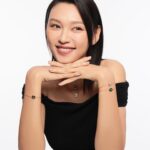Louise Wong Instagram – 平時拍硬照的厭世臉底下其實藏了個很愛笑的我🤭✨
就像Pomellato 2024全新Pom Pom Dot系列一樣，每款吊墜和手鏈都使用了「金線」貫穿兩面的設計，一面是高貴玫瑰金，另一面則是充滿活力的閃爍白鑽。而系列當中更有孔雀石，密鑲鑽石和白色貝母的鈕扣設計，秉承了Pomellato米蘭的含蓄優雅設計美學，方便隨意混搭，配合心情配襯出不同造型💚🤍來～跟我一起笑一個😆

@Pomellato #Pomellato #PomPomDotCollection