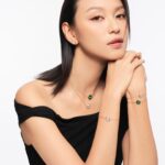 Louise Wong Instagram – 平時拍硬照的厭世臉底下其實藏了個很愛笑的我🤭✨
就像Pomellato 2024全新Pom Pom Dot系列一樣，每款吊墜和手鏈都使用了「金線」貫穿兩面的設計，一面是高貴玫瑰金，另一面則是充滿活力的閃爍白鑽。而系列當中更有孔雀石，密鑲鑽石和白色貝母的鈕扣設計，秉承了Pomellato米蘭的含蓄優雅設計美學，方便隨意混搭，配合心情配襯出不同造型💚🤍來～跟我一起笑一個😆

@Pomellato #Pomellato #PomPomDotCollection