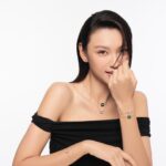 Louise Wong Instagram - 平時拍硬照的厭世臉底下其實藏了個很愛笑的我🤭✨ 就像Pomellato 2024全新Pom Pom Dot系列一樣，每款吊墜和手鏈都使用了「金線」貫穿兩面的設計，一面是高貴玫瑰金，另一面則是充滿活力的閃爍白鑽。而系列當中更有孔雀石，密鑲鑽石和白色貝母的鈕扣設計，秉承了Pomellato米蘭的含蓄優雅設計美學，方便隨意混搭，配合心情配襯出不同造型💚🤍來～跟我一起笑一個😆 @Pomellato #Pomellato #PomPomDotCollection