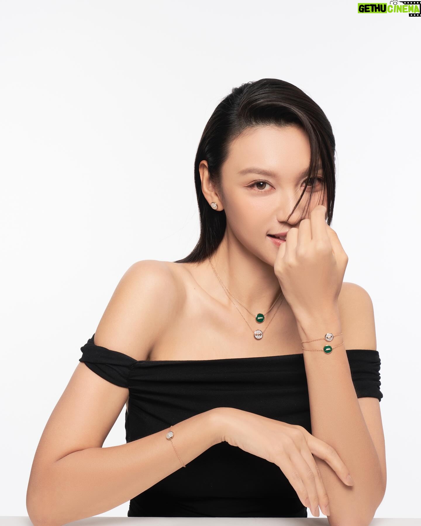 Louise Wong Instagram - 平時拍硬照的厭世臉底下其實藏了個很愛笑的我🤭✨ 就像Pomellato 2024全新Pom Pom Dot系列一樣,每款吊墜和手鏈都使用了「金線」貫穿兩面的設計,一面是高貴玫瑰金,另一面則是充滿活力的閃爍白鑽。而系列當中更有孔雀石,密鑲鑽石和白色貝母的鈕扣設計,秉承了Pomellato米蘭的含蓄優雅設計美學,方便隨意混搭,配合心情配襯出不同造型💚🤍來~跟我一起笑一個😆 @Pomellato #Pomellato #PomPomDotCollection