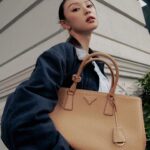 Louise Wong Instagram – 𝔊𝔢𝔱𝔱𝔦𝔫𝔤 𝔩𝔬𝔰𝔱 𝔦𝔫 𝔱𝔥𝔢 𝔠𝔦𝔱𝔶 
𝔴𝔦𝔱𝔥 𝔪𝔶 𝔊𝔞𝔩𝔩𝔢𝔯𝔦𝔞 𝔅𝔞𝔤 .🏙️🤍

@prada 
#PradaGalleria