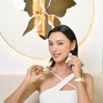 Louise Wong Instagram - 回歸 @Guerlain 御庭蘭花小隊🤍 好榮幸可以一直見證 由御庭蘭花💙到御庭蘭花金緻煥采💛 今次推廣會仲係我第一次同 @ginaalicepiano 碰面 親耳欣賞到Gina精湛嘅鋼琴演出之餘仲收到親筆簽名專輯 It’s a pleasure to meet you✨ 御庭蘭花金緻煥采嘅好處唔使多講 真實用家(aka me)嘅肌膚已經present曬出嚟🥰 呢段時間我喺邊 呢個精華 Cream組合就喺邊 都算陪我走勻世界各地💫🌍 多謝你哋每日每夜幫我嫩膚 活肌 提亮 緊緻 記得用埋呢塊拎起手都已經覺得好靚嘅白玉按摩石呀 護膚係唔可以偷懶㗎 ☺️ 御庭蘭花金緻煥采期間限定店 地點: 中環國際金融中心商場1樓中庭 活動日期: 2024年4月15日至4月28日 開放時間: 早上10時至晚上9時 Registration link: https://shorturl.at/afDNO @Guerlain #Guerlain #GuerlainHK #GuerlainSkinCare #OrchideeImperialeGoldNobile #TheCream #TheSerum @korehongkong @ggtsoi