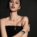 Louise Wong Instagram - 🖤🗝️ Dress and jewellery @louisvuitton Watch @omega