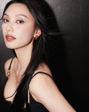 Louise Wong Instagram - @versace 🖤